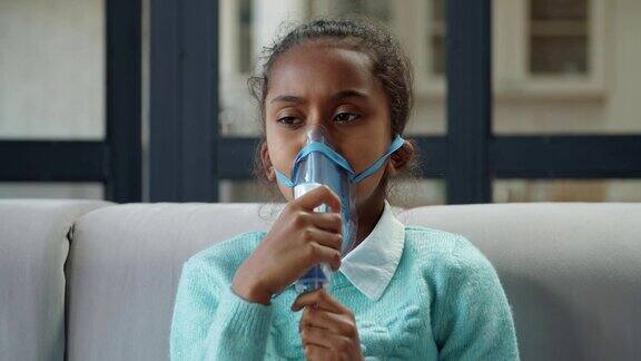 生病的女孩戴着喷雾器呼吸急促
