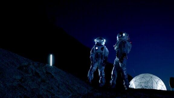 两名宇航员穿着太空服站在外星看天空在背景基地与球型圆顶其他世界殖民和太空旅行