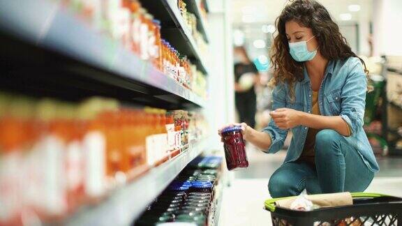 一名年轻女子在新冠肺炎疫情期间重新开业后去杂货店购物
