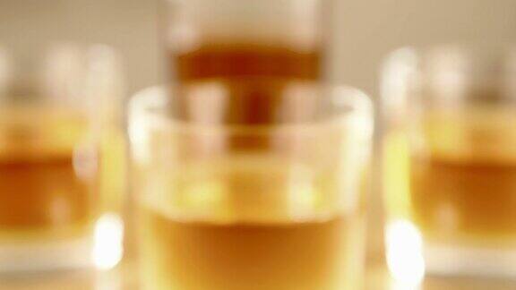 威士忌酒瓶和玻璃杯-摄影
