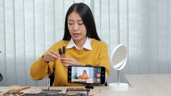 亚洲美女网红录制视频在线直播与化妆品网红在社交媒体概念直播病毒式视频