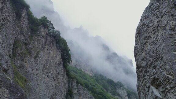 的陡峭的悬崖上植被稀疏乌云密布