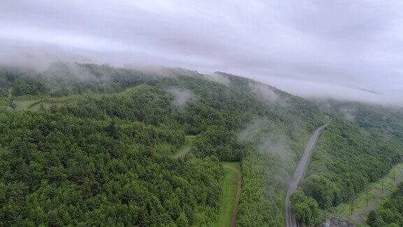 美国宾夕法尼亚州卡本县阿巴拉契亚波科诺斯山上空的低云加速时间流逝风格的视频