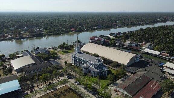 无人机拍摄到一个小村庄河边的基督教教堂