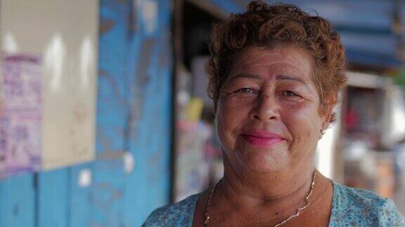 在墨西哥一位年长的西班牙妇女微笑着看着镜头