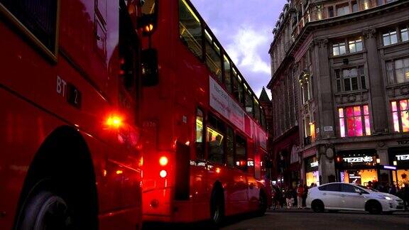 伦敦牛津广场夜间的交通状况