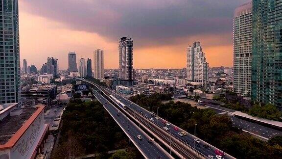 鸟瞰图曼谷摩天大楼在黄昏