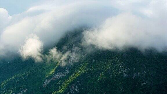 在泰国北部的清迈大山头上飘浮着雾和云