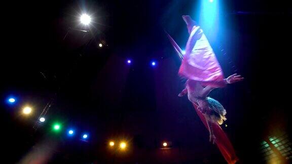 空中丝绸上的女舞者空中的柔术慢动作
