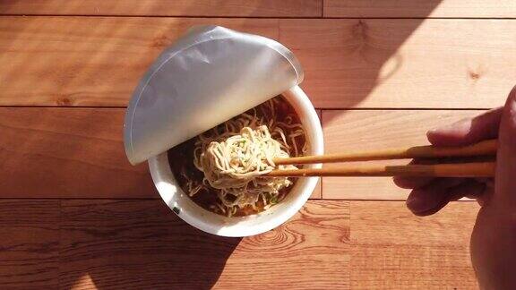 POV:在午餐时间用筷子搅拌方便面(荞麦面)和天妇罗日本的饮食和文化POV:在午餐时间用筷子搅拌方便面(荞麦面)和天妇罗