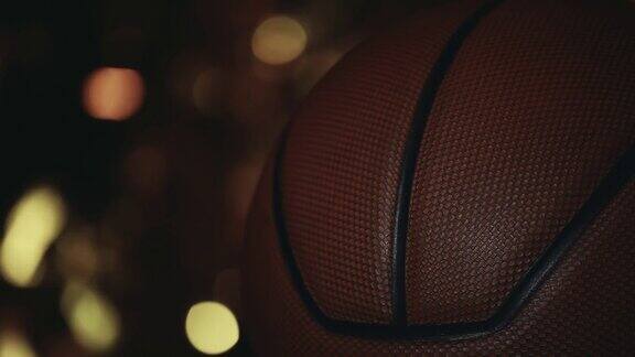 黑暗背景下的篮球