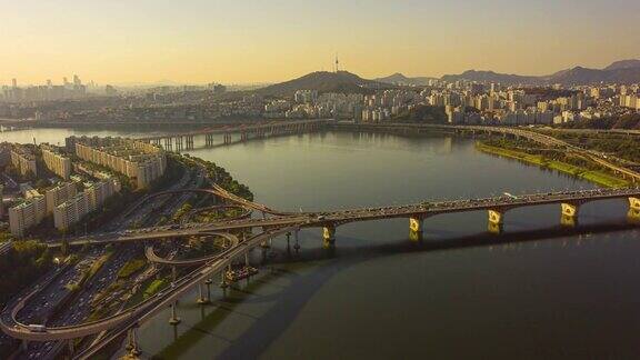 韩国首尔市区高速公路上的车辆和横跨汉江的大桥