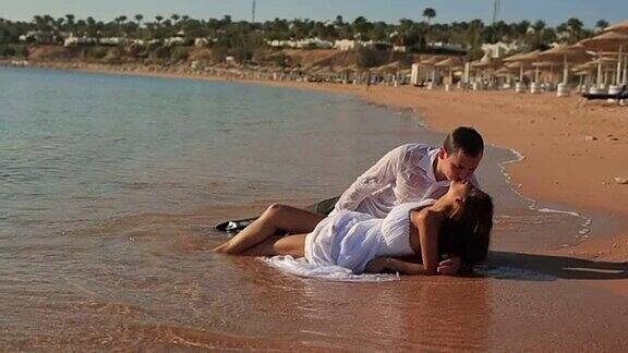 新娘和新郎在海滩上性接吻蜜月在埃及