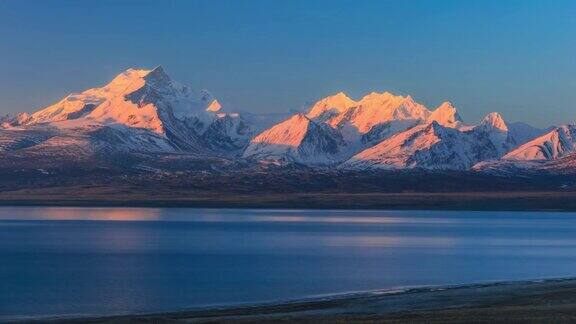 夕阳时刻的西藏雪山