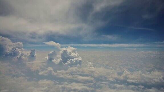 云顶鸟瞰图蓝天美丽的自然景观从飞机窗口