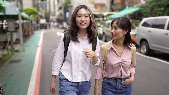 两个亚洲学生在上学的路上