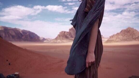 行走在瓦迪拉姆沙漠中的女人