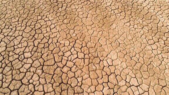 长时间的干旱使沙漠土壤干裂