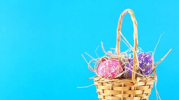 复活节彩蛋在蓝色的篮子里