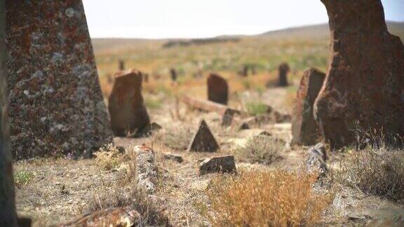 史前墓地中的墓碑和方尖碑