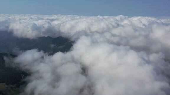 云朵飘过群山的4k镜头