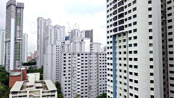 新加坡市中心人口密集的公共和私人住宅的无人机