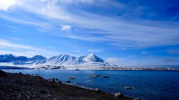 斯瓦尔巴特群岛是挪威大陆和北极之间的一个群岛在美丽的斯瓦尔巴特峡湾蓝天、蓝色和雪山