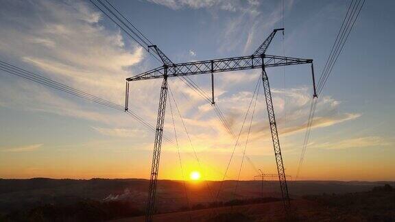 日落时分带电线的高压塔传输的电力
