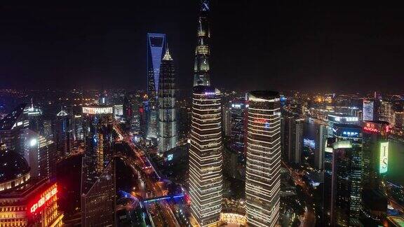 4k时间推移:陆家嘴金融区夜间空中俯瞰现代上海城市摩天大楼和交通灯的轨迹