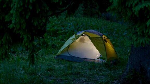 一个人在夜晚森林的帐篷里