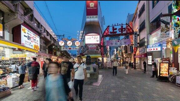4K时光流逝:行人拥挤在东京上野美代子市场购物