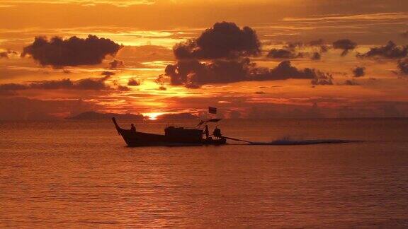 长尾船在夕阳的景色
