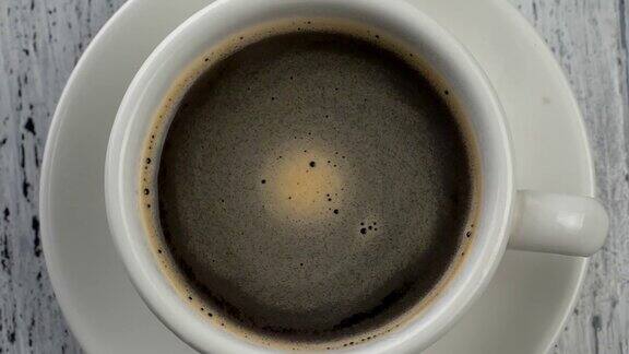 咖啡泡沫在咖啡杯中旋转