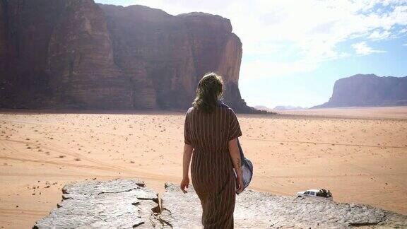 女人看着瓦迪拉姆沙漠