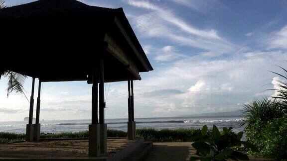 镜头移到海边热带度假胜地印尼巴厘岛的海滩