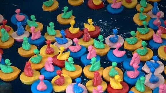 彩色橡皮鸭玩具水上