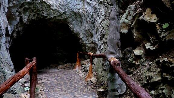 手握镜头走进泰国乌泰他尼原始森林的洞穴