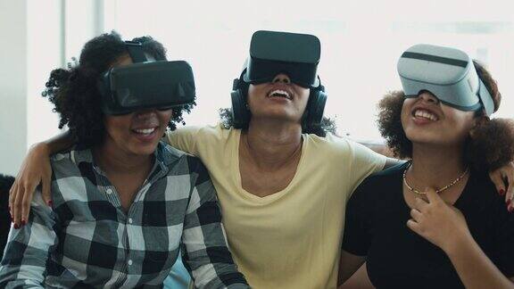 微笑的非洲裔女性朋友戴着VR头盔沉浸在虚拟现实中