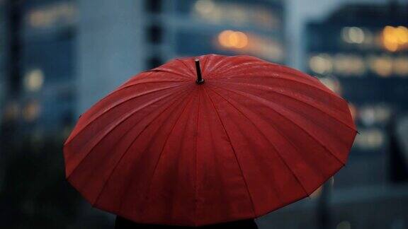 红伞下的人在市中心