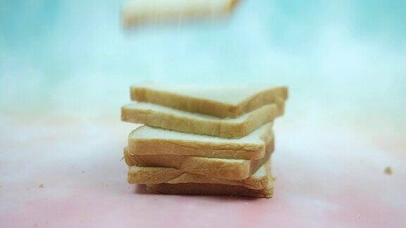 一片片白面包落在切片面包上慢动作镜头