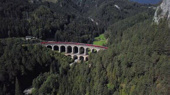 奥地利塞默林铁路上著名的卡尔特里恩高架桥
