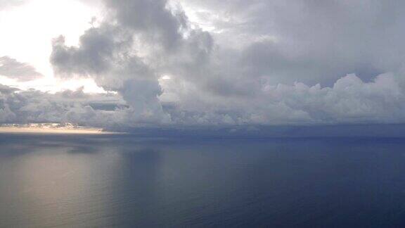 阳光下的云在巴厘岛附近的海洋上全高清无人机拍摄