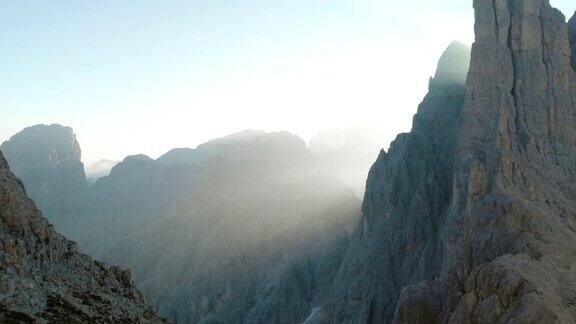 日出时的意大利多洛米特的瓦约莱特塔山