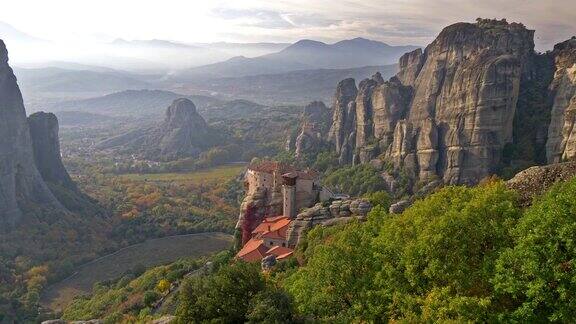 希腊色萨利平原上迈特拉岩石上的东正教修道院背景是平杜斯山脉平移4k