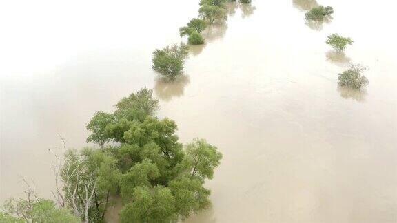 洪水淹没了德克萨斯州的达拉斯郊区