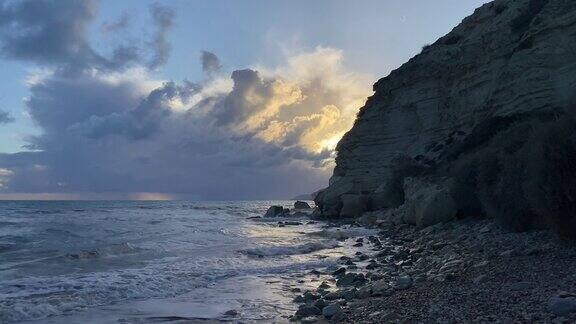 海滩上的落日和岩石