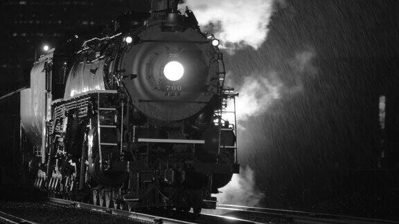 夜晚的雨中蒸汽火车像一幅黑白画