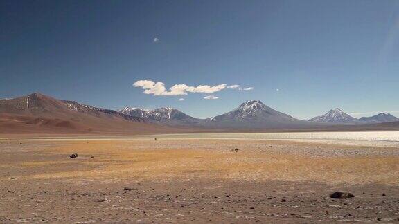 火山附近的阿塔卡马沙漠盐湖