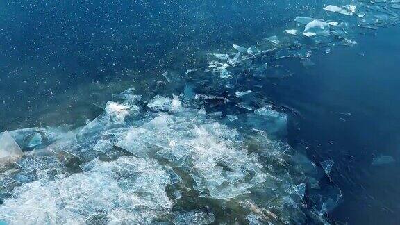 太阳低垂在冰冷的北方河流上