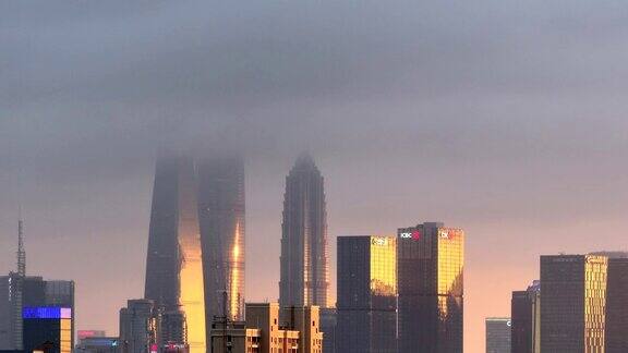 上海摩天大楼夕阳下的雷雨中国